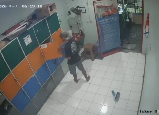 Aksi pencurian hp di loker pegawai SPBU 34.16507 (Pom Bensin BSI), Jalan Raya Parung-Ciputat, Curug, Bojongsari, Kota Depok, Jawa Barat. (Sumber: Dok. Istimewa)