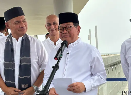 Gubernur Jakarta, Pramono Anung memberikan pernyataan kepada media di Kawasan Taman Impian Jaya Ancol, Jakarta Utara, Jumat, 16 Oktober 2026. (Sumber: Poskota/Syifa Putri)
