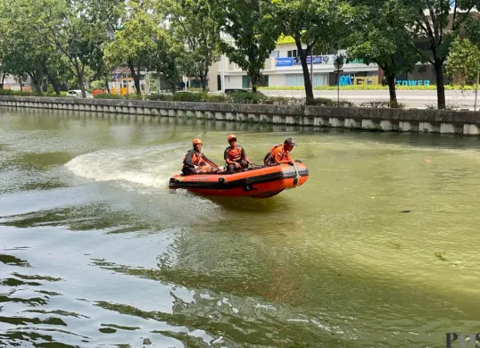 Tim SAR gabungan melakukan pencarian terhadap Ramadhan (36) diduga tenggelam di aliran Kalimalang, tepatnya di depan Grand Metropolitan, Kota Bekasi, Jawa Barat, Kamis, 15 Oktober 2026. (Sumber: Poskota/Ali Mansur)