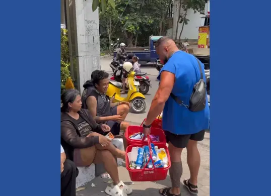 Momen hangat saat turis asal Australia bernama Jaden Tyson Laing membagikan minuman dingin dan es krim secara gratis kepada warga lokal Bali yang sedang antre BBM. (Sumber: Dok. Instagram/@jadentysonlaing)