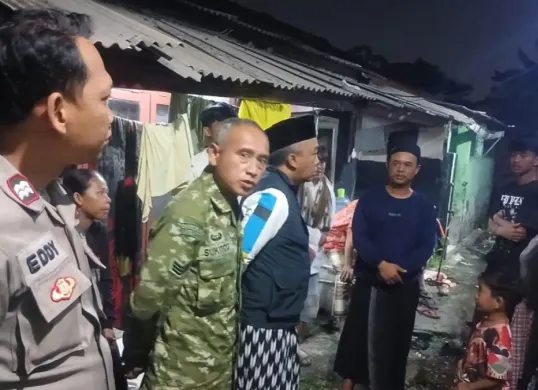Polisi bersama dengan orang tua korban melakukan cek tkp. (Sumber: Polsek Bojonggede)