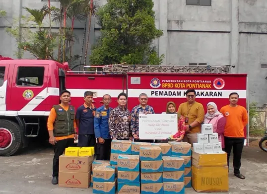 TelkomGroup menyalurkan bantuan kesehatan berupa paket masker medis dan vitamin bagi masyarakat dan petugas di wilayah terdampak kebakaran hutan dan lahan (karhutla) di Kalimantan Selatan, Kalimantan Tengah, dan Kalimantan Barat. (Sumber: Telkom)