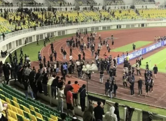 Pertandingan Persita Tangerang vs Persija Jakarta di Banten International Stadium, Serang, pada 17 Oktober 2026, diwarnai kericuhan suporter yang membuat babak kedua tertunda sekitar 30 menit. (Sumber: Instagram)