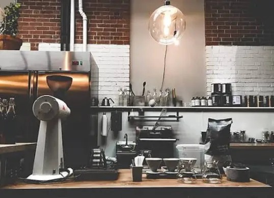 Sejumlah coffee shop di Jakarta menawarkan suasana estetik untuk nongkrong bersama teman hingga malam, mulai dari kafe berkonsep modern hingga tempat ngopi dengan sentuhan lokal. (Sumber: Wikimedia Commons)