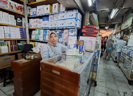 Pedagang masker di Pasar Pramuka, Matraman, Jakarta Timur, Sabtu, 17 Oktober 2026. (Sumber: Poskota/Angga Pahlevi)