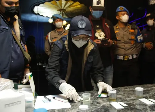 BNN menggelar tes urine di sebuah tempat hiburan malam di Jakarta, Sabtu, 17 Oktober 2026. (Sumber: Dok. Istimewa)