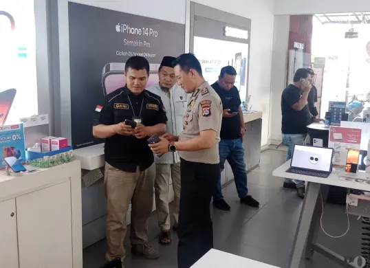 Petugas kepolisian berada di TKP perampokan toko hp, Jalan Syehmubarok, Desa Matagara, Kecamatan Tigaraksa, Kabupaten Tangerang, Banten. (Sumber: Poskota/Veronica Prasetio)