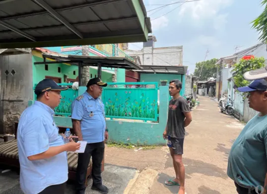 Lurah Beji Samsu Sadikin didampingi Sekel Beji memberikan imbauan pelarang pembakaran sampah di warga lingkungan RW 17, Kelurahan Beji, Kota Depok. (Sumber: Poskota/Angga)