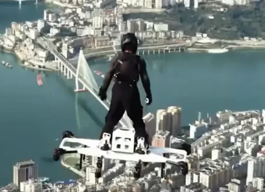Kreator teknologi China, Song Xingyu atau Magical Ayu, mengembangkan papan seluncur terbang yang terinspirasi dari perangkat milik Green Goblin dalam film Spider-Man. (Sumber: Magical Ayu)