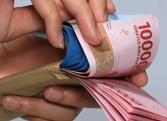 Pekerja menantikan kepastian penyaluran BSU Rp900 ribu untuk periode Oktober–Desember 2026. Informasi penerima dan jadwal pencairan perlu dipantau melalui kanal resmi Kemnaker. (Sumber: Wikimedia Commons)