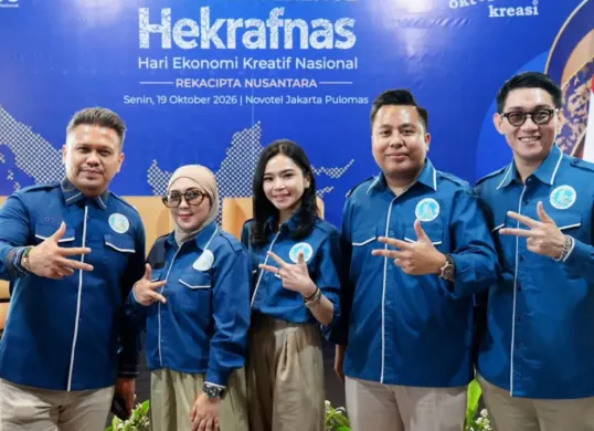 Dari kiri ke kanan: Osco Olfriady Letunggamu, Ketua Komite Luar Negeri DPP Gekrafs, Temi Sumarlin, Sekjen DPP Gekrafs, Aqilla Rahmani, Ketua Komite Hekrafnas 2026 Tommy William Tampubolon, dan Riefian Fajarsyah (Ifan Seventeen). (Sumber: Istimewa)