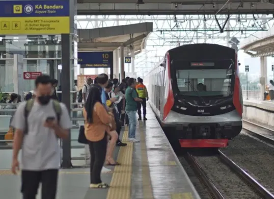 Suasana penumpang pengguna moda transportasi Commuter di Stasiun. (Sumber: KAI Commuter)