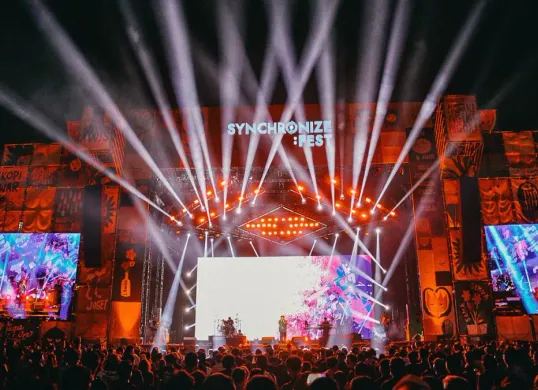 Panggung Synchronize Fest 2026 yang menjadi tempat bagi para musisi untuk menyuarakan kondisi kritis di Indonesia. (Sumber: Instagram/@synchronizefest)