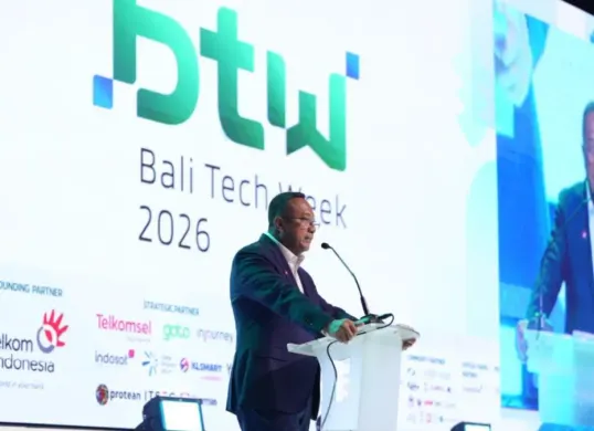 Direktur Utama Telkom Nanang Hendarno menyampaikan paparan bertajuk “Indonesia’s Next Network: Connecting Indonesia and Global, Building the Indo-Pacific Hub” dalam ajang Bali Tech Week (BTW) 2026 di Denpasar, Senin, 19 Oktober 2026. (Sumber: Telkom)