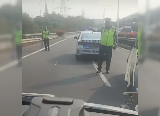 Ambulans dihadang polisi karena ada rombongan PBB (Dok. Tiktok/@fahri_relawan.ambulance)