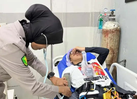 Aktivitas Greenpeace Indonesia mendapatkan perawatan setelah dievakuasi dari Bundaran HI, Jakarta Pusat, Selasa, 20 Oktober 2026. (Sumber: Dok. Polda Metro Jaya)