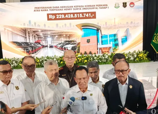 Kejagung mulai mengembalikan kerugian korban Koperasi Simpan Pinjam Indosurya melalui penyerahan dana sekitar Rp229 miliar pada tahap pertama pemulihan aset. (Sumber: Poskota/Ali Mansur)