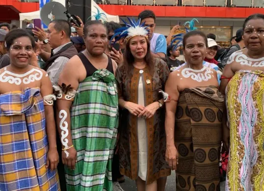 Anggota DPD RI, Lalita (tengah) saat penyelenggaraan Festival Pesona Kuliner Biak 2026, Kabupaten Biak Numfor, Papua, Minggu, 18 Oktober 2026. (Sumber: Dok. Istimewa)