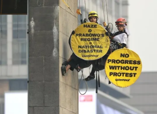 Greenpeace menggelar aksi kritik soal krisis iklim dan biaya hidup di Bundaran HI. (Sumber: Dok.Greenpeace)