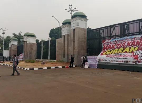Jelang aksi demontrasi, sebuah spanduk berisi seruan pemakzulan Wakil Presiden Gibran Rakabuming Raka terpasang di pagar Gedung DPR/MPR RI, Jakarta, Selasa, 20 Oktober 2026. (Sumber: Poskota/Rizki Gojali)
