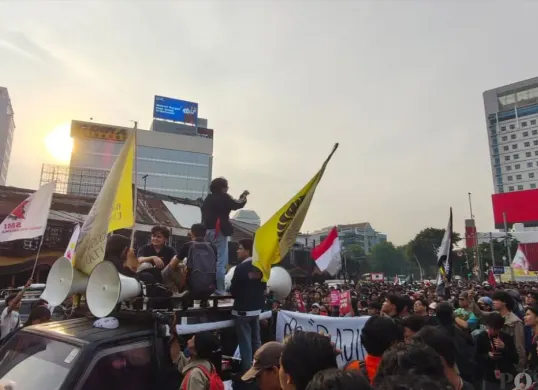 Ratusan mahasiswa dari berbagai kampus bersama elemen masyarakat sipil menggelar demonstrasi di beberapa titik di Jakarta, Selasa, 20 Oktober 2026. (Sumber: Poskota/Ali Mansur)