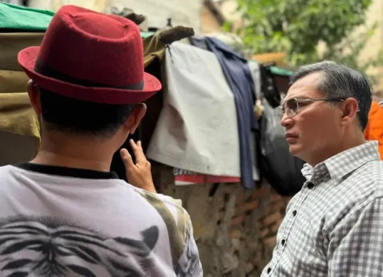 Kunjungan Anggota DPD RI Dapil Jakarta, Achmad Azran ke kediaman warga di kawasan padat penduduk RT 06/RW 08, Kelurahan Kalibaru, Cilincing, Jakarta Utara. (Sumber: Dok. Istimewa)