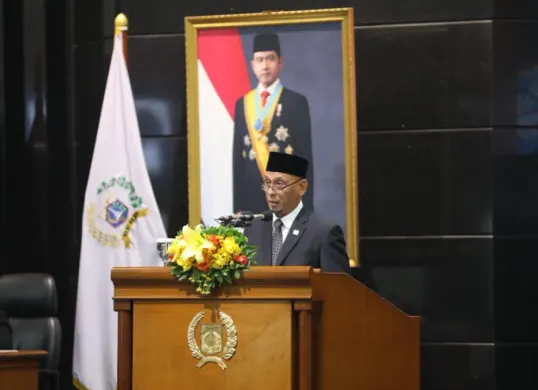 Sekretaris Fraksi Partai Demokrat-Perindo Lazarus Simon Ishak dalam Rapat Paripurna DPRD DKI Jakarta terhadap Rancangan Peraturan Daerah (Ranperda) tentang APBD, Senin (19/10). (Sumber: ddjp)