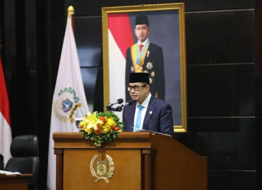 Bendahara Fraksi Gerindra Dian Pratama dalam Rapat Paripurna DPRD DKI Jakarta terhadap Ranperda APBD 2027, Senin (19/10). (Sumber: ddjp)