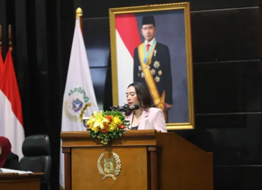 Juru Bicara Fraksi Golkar Alia Noorayu Laksono dalam Rapat Paripurna DPRD DKI Jakarta terhadap Rancangan Peraturan Daerah (Ranperda) APBD 2027, Senin (19/10). (Sumber: ddjp)