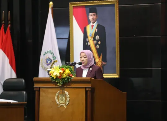 Anggota Fraksi PDI Perjuangan Yuke Yurike dalam Rapat Paripurna DPRD DKI Jakarta terhadap Ranperda APBD 2027, Senin (19/10). (Sumber: ddjp)