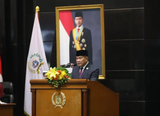Penasehat Fraksi Partai Kebangkitan Bangsa (PKB) Sutikno dalam Rapat Paripurna DPRD DKI Jakarta terhadap Rancangan Peraturan Daerah (Ranperda) APBD 2027, Senin (19/10). (Sumber: ddjp)