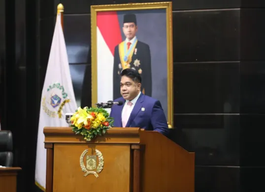 Juru Bicara Fraksi Fraksi Partai Solidaritas Indonesia (PSI) Justin Adrian dalam Rapat Paripurna DPRD DKI Jakarta terhadap Rancangan Peraturan Daerah (Ranperda) APBD 2027, Senin (19/10). (Sumber: ddjp)