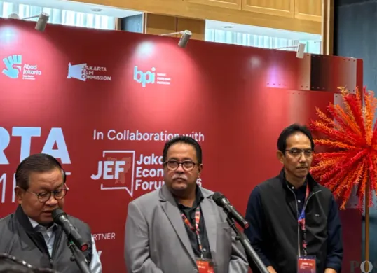 Gubernur DKI Jakarta, Pramono Anung (kiri) dan Wakil Gubernur DKI Jakarta, Rano Karno (tengah) saat ditemui di Park Hyatt, Jakarta Pusat. (Sumber: Poskota/Syifa)