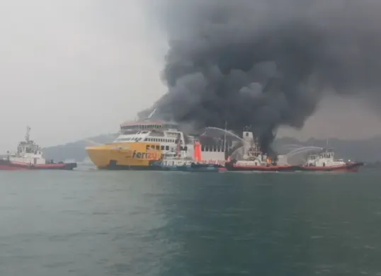KMP Batu Mandi dilaporkan terbakar di alur masuk Pelabuhan Merak, Banten, Selasa, 20 Oktober 2026, sore WIB. (Sumber: Dok. Istimewa)