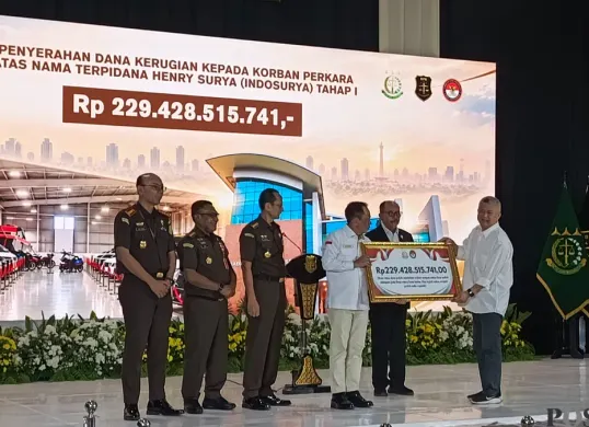 Kejagung mulai mengembalikan kerugian korban Koperasi Simpan Pinjam Indosurya melalui penyerahan dana sekitar Rp229 miliar pada tahap pertama pemulihan aset. (Sumber: Poskota/Ali Mansur)