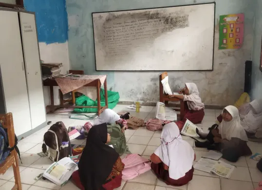 Para siswa SDN Banjarwangi, Kabupaten Pandeglang, Banten, saat belajar di lantai. (Sumber: Dok. Istimewa)