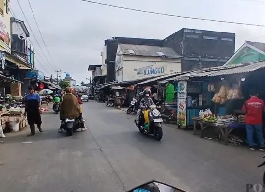 Trotoar jalan pasar Malingping, Lebak nampak dipadati lapak para PKL. (Sumber: Poskota/Samsul Fatoni)