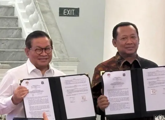 Gubernur DKI Jakarta, Pramono Anung (kiri) dan Wakil Ketua KPK, Fitroh Rohcahyanto (kanan) melaksanakan serah terima hibah hasil rampasan aset koruptor. (Sumber: Poskota/Syifa)