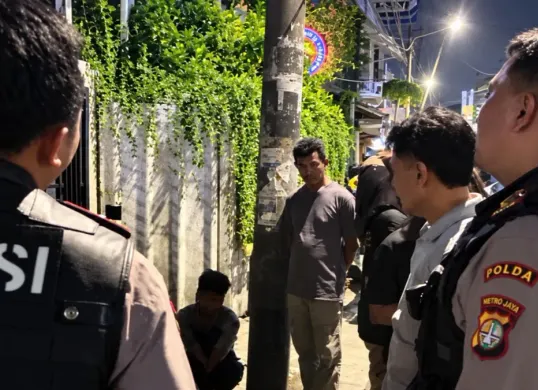Direktorat Samapta Polda Metro Jaya bersama personel Polwan menangkap 20 pemuda yang diduga hendak terlibat tawuran di kawasan Bassura, Jakarta Timur, Selasa, 20 Oktober 2026 dini hari. (Sumber: Polda Metro Jaya)