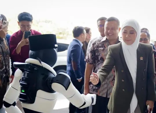 Menkomdigi Meutya Hafid menghadapi tantangan memperkuat perlindungan anak di ruang digital melalui penerapan PP TUNAS, pengawasan platform, dan edukasi masyarakat. (Sumber: Istimewa)