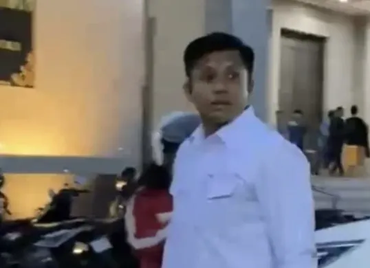 Briptu Asky Rizal Toding, ajudan Gubernur Kalimantan Timur Rudy Mas’ud, menyampaikan permohonan maaf setelah video insiden dengan mahasiswa GMNI Samarinda viral di media sosial. (Sumber: Instagram)