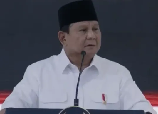 Presiden Prabowo Subianto menyampaikan sikap pemerintah terhadap berbagai tantangan dan opsi penghematan anggaran dalam Sidang Kabinet Paripurna di Istana Merdeka, Rabu (21/10/2026). (Sumber: Sekretariat Presiden)
