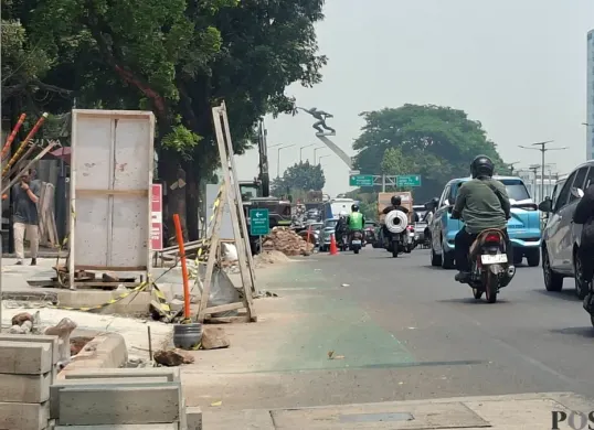 Kondisi galian proyek di Jalan Gatot Subroto, Tebet, Jakarta Selatan, memakan trotoar dan bahu jalan, Rabu, 21 Oktober 2026. (Sumber: Poskota/Angga Pahlevi)