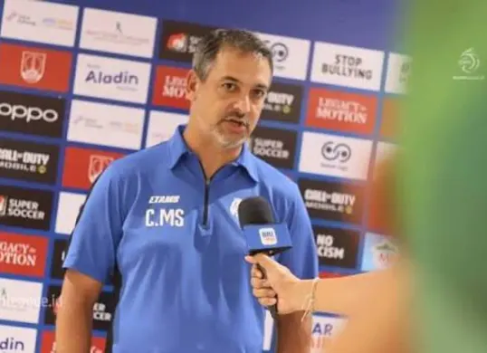 Pelatih Arema FC Marcos Santos menyoroti kecepatan transisi permainan Persija Jakarta dan tekanan suporter menjelang duel pekan keenam Super League 2026/2027 di Stadion Patriot Candrabhaga, Bekasi. (Sumber: Ileague)