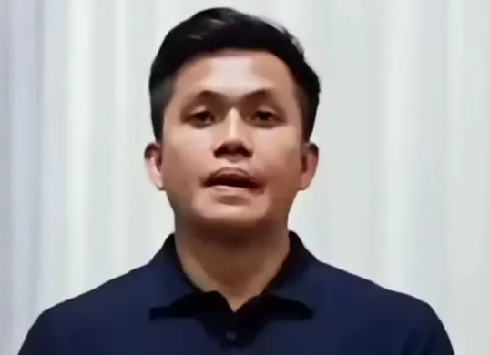 Asky Rizal Toding, ajudan Gubernur Kaltim, Rudy Mas'ud meminta maaf usai bersikap arogan dan senggol mahasiswa. (Sumber: Tangkapan layar YouTube/Liputan6 SCTV)
