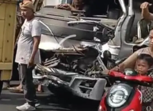 Mobil elf yang mengalami kecelakaan lalulintas di jalur Saketi-Pandeglang terlihat bonyok pada bagian depan. (Sumber: Poskota/Samsul Fatoni)