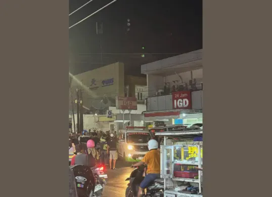 100 orang di Cirebon penuhi rumah sakit sekitar setelah diduga keracunan program MBG. (Sumber: Dok. X/@sosmedkeras)