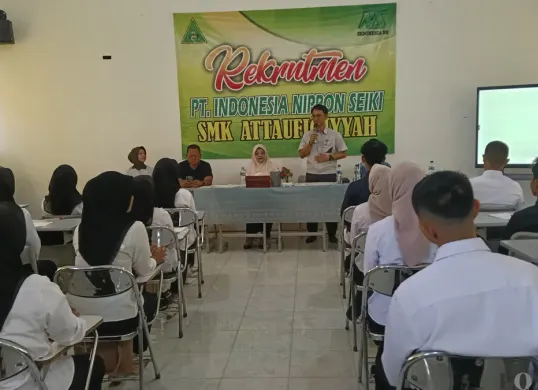 Manager Personnel & General Affair/Deputy Manager HRD PT Indonesia Nippon, Seiki Dudih Iskandar memberikan sambutan terkait proses perekrutan tenaga kerja. (Sumber: Poskota/Rahmat Haryono)