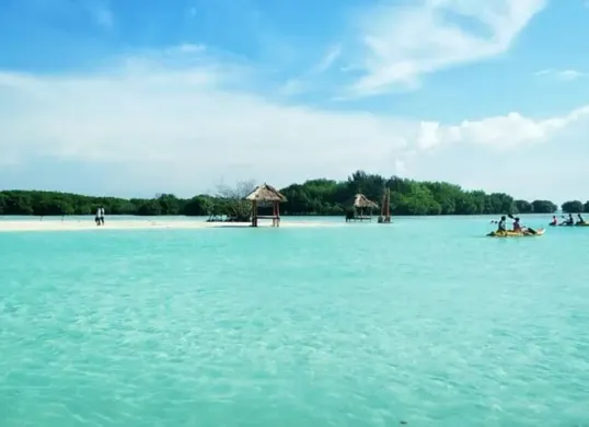 Sejumlah destinasi pantai dekat Jakarta menawarkan pilihan liburan akhir pekan, mulai dari pantai di kawasan perkotaan hingga pulau-pulau di Kepulauan Seribu. (Sumber: Wilkipedia)