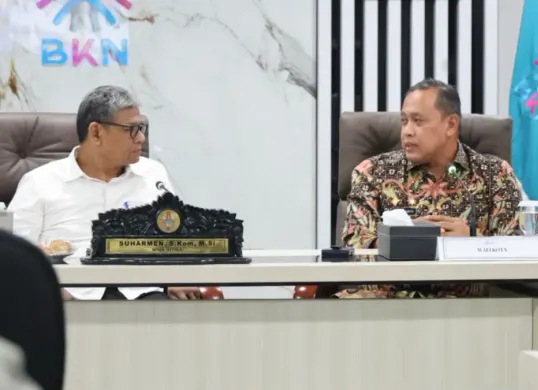 Wakil Kepala BKN Supranawa Yusuf (kiri) dan Wali Kota Bekasi Tri Adhianto (kanan). (Sumber: Istimewa)